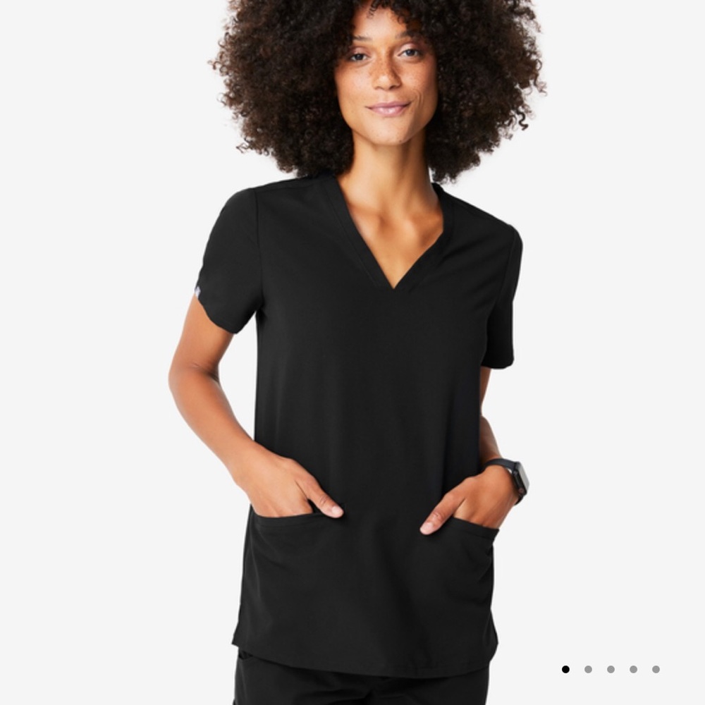 Figs Women’s Casma Three-Pocket Scrub Top, Black, Size Large